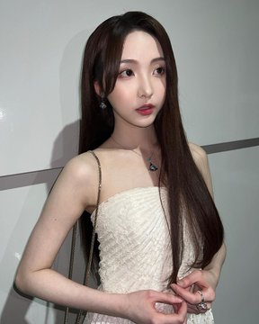 BabyKang3701's tweet photo. @nnenevader @monttique น้องเน่มา IG
ขอบคุณกระเป๋าสวยๆจาก @bulgari
กระเป๋าที่น้องเน่ถือคือรุ่นนี้ใช่ไหม😮

ราคาสวยมากค่ะ แค่ถือก็รู้สึกสวยเลย😄😄😄😄😄
#เนเน่ #NeNe郑乃馨 

 #Bulgari
#BulgariBzero
#SerpentiViper
#BulgariJewelry
#BulgariThailand https://t.co/pEpEAuO9gt