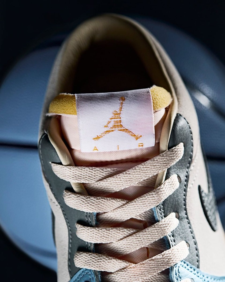 sneaker_wars's tweet photo. 【国内3月25日発売予定】ナイキ エアジョーダン 1 ロー "東京ヴィンテージ" ホワイト/ユニバーシティ ブルー-グレー-セイル(DZ5376-469)
⇒https://t.co/shRSEl64ef
#sneakerwars #スニーカー #ナイキ https://t.co/AEZT36By95