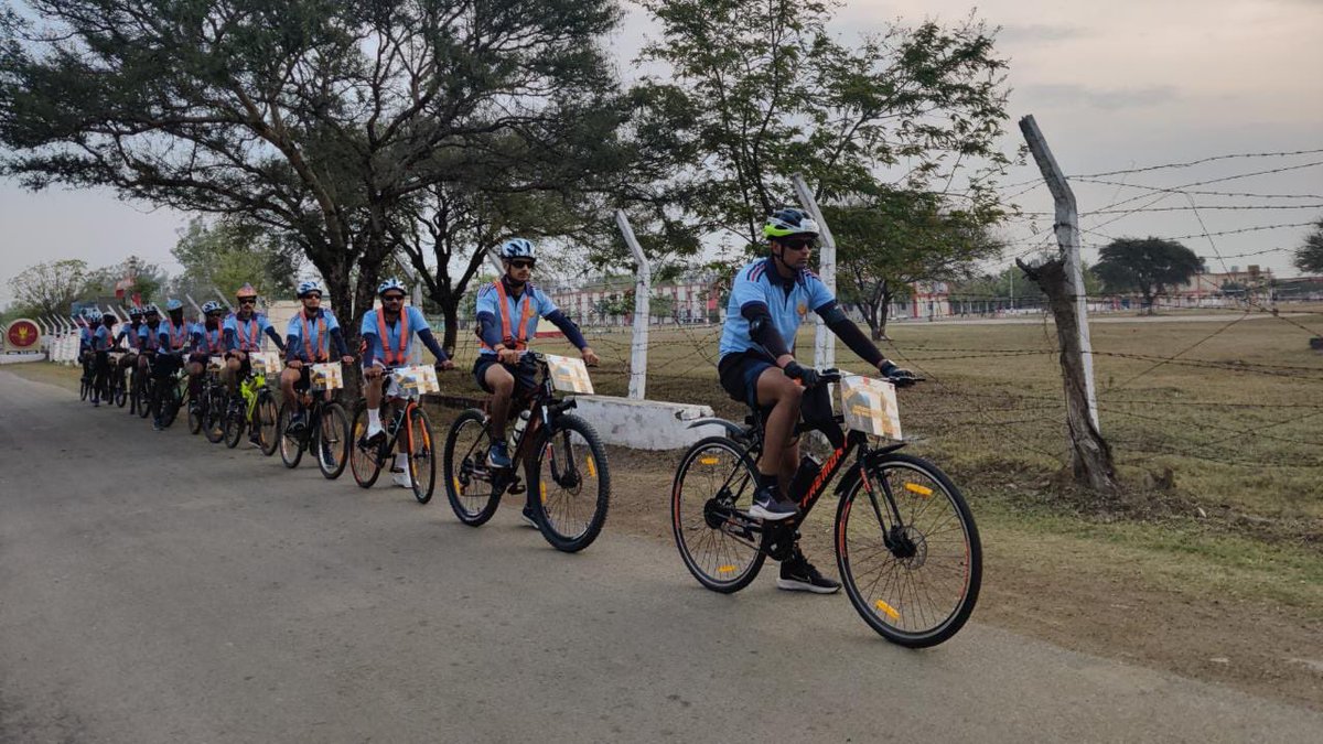 #Shahbaaz cycling expedition team of #ChakraYodha flagged off from #Gwalior. The team will be cycling through the challenging terrain of Vindhya Ranges and Malwa Plateau and will motivate the youth enroute. #SudarshanChakraCorps #IndianArmy