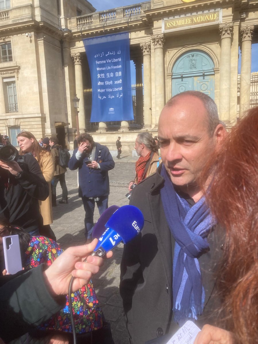 LaurentBerger44's tweet photo. Les députés ont l’occasion d’exprimer un vote pour la première fois sur la  réforme des retraites  qui impactera négativement les travailleurs et travailleuses. Respectueux de leur rôle, nous sommes venus devant l’Assemblée nationale leur demander de voter contre https://t.co/8E20gRteSB