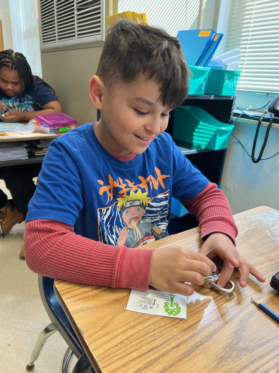 HelemaVandivier's tweet photo. I โค๏ธ collaborating with Ms. Hart, counselor @Janeh_bryan. The Family Resource Center provides combination locks, the counselor provides classroom lessons, & 5th grade students gain the necessary confidence to tackle middle school lockers. #MiddleSchoolTransition @HCS_TitleI https://t.co/zfYco782Xx