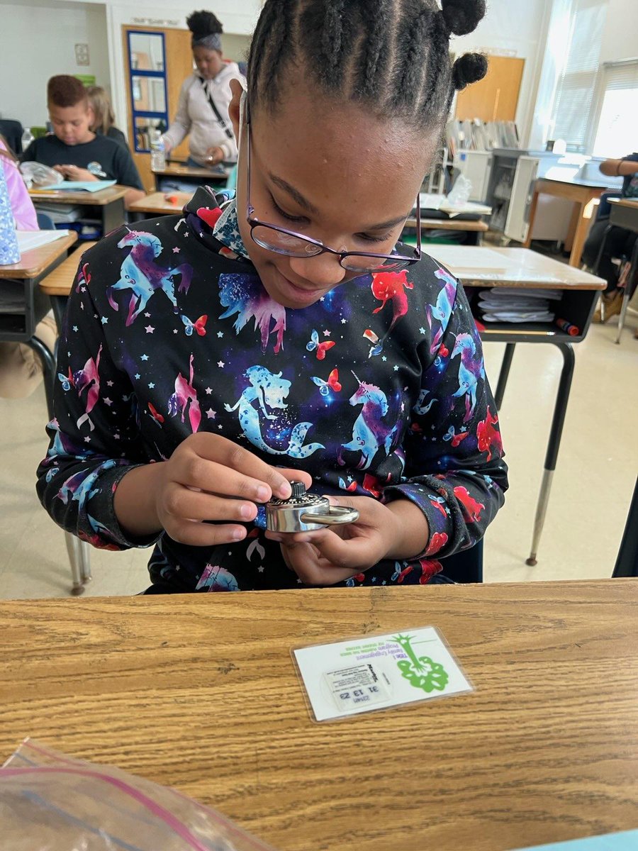HelemaVandivier's tweet photo. I โค๏ธ collaborating with Ms. Hart, counselor @Janeh_bryan. The Family Resource Center provides combination locks, the counselor provides classroom lessons, & 5th grade students gain the necessary confidence to tackle middle school lockers. #MiddleSchoolTransition @HCS_TitleI https://t.co/zfYco782Xx