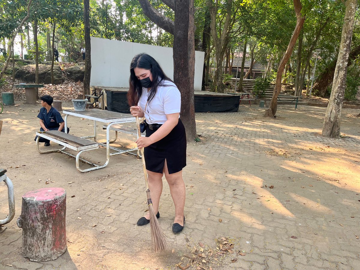 Skawmcc's tweet photo. การเงินมีปัญหา ใส่ชุดนักศึกษาไปหาใครได้บ้าง 😂🤣 #จันทบุรีแอบแซ่บ #จันทบุรีนัดเจอ #จันทบุรี https://t.co/wgFaXDx2Ye
