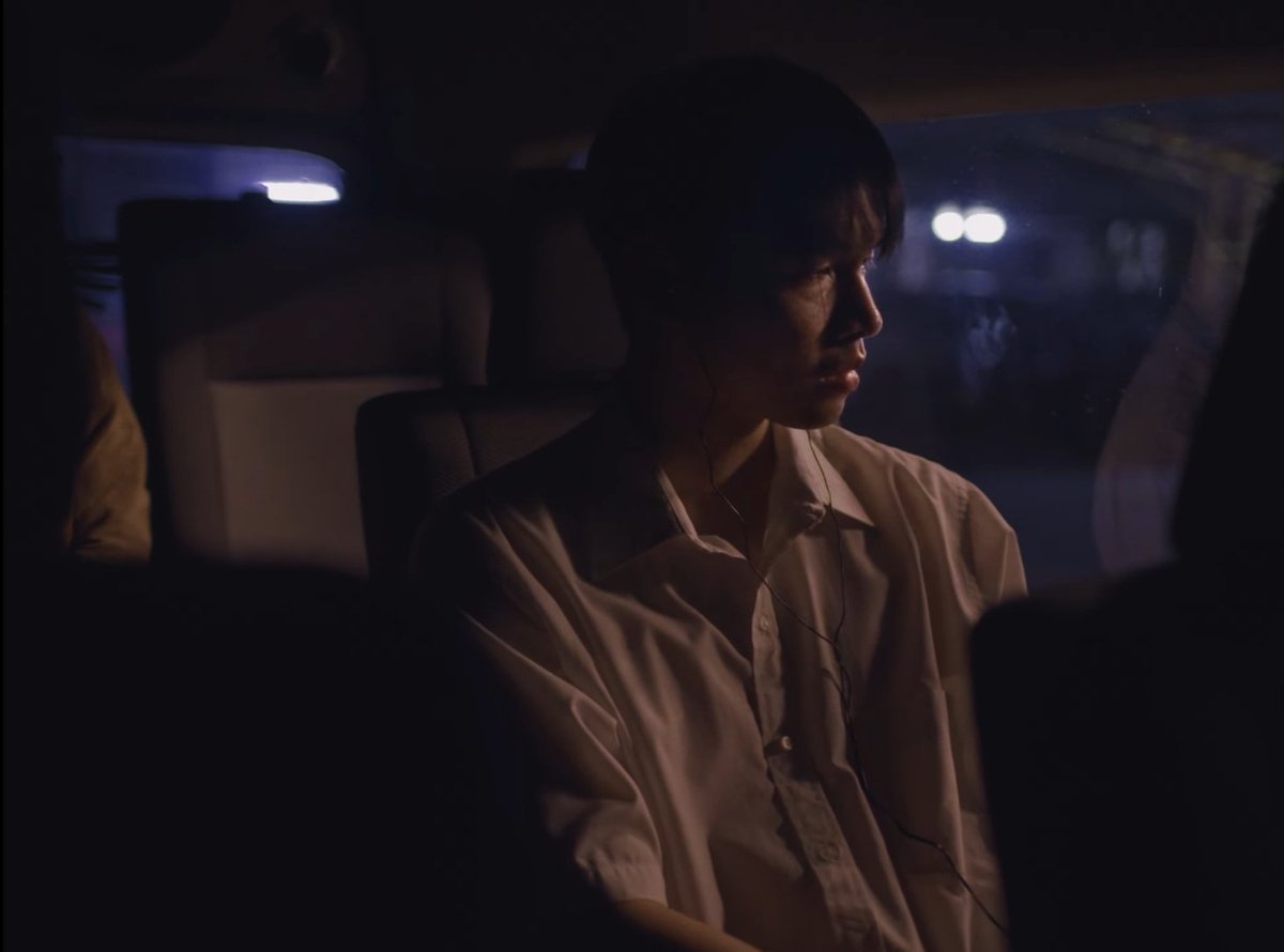 ตอนอยู่ต่อหน้าเขา                  ตอนอยู่คนเดียว

#คนขี้โกหก
#คนขี้โกหกSlapkiss