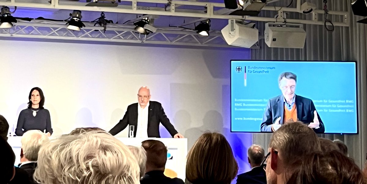 Heute sind wir beim #SpiFa vertreten. Laut #Lauterbach gab es einen Kompromiss mit den Ländern und die #ÄApprO soll zeitnah vorgestellt werden - wir sind freudig gespannt!