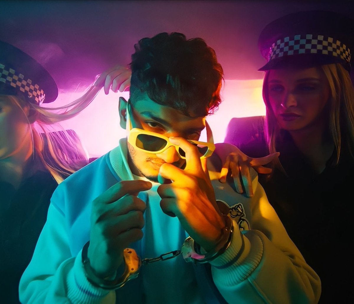 Niharika_21__'s tweet photo. As we know @munawar0018's rap lyrics are going to kill it one more time.Everytime he raised our expectations when it Todh or Alagbt. You've raised our expectations once again with teaser which look banger....we can't wait to see.... Excited...

MUNAWAR X JASSIE MV OUT TMRW https://t.co/Wkefe2vuFi