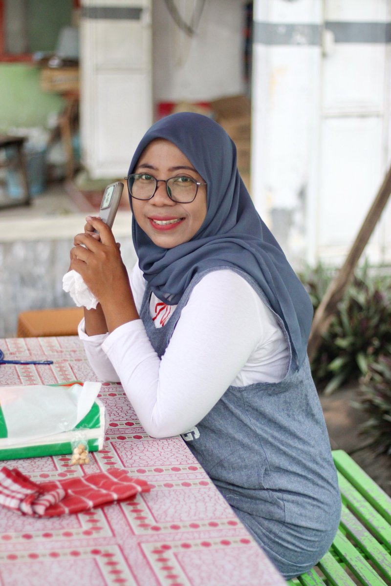 Firitri01's tweet photo. Kalau sudah duduk di meja seperti ini berarti bersiap untuk apa yaaa...��😊

#penulis #mojokerto #firi #firitri #penulismojokerto #cerita #ceritamojokerto #penulis_mojokerto #kisah #writing #serbaserbi #serbaserbimojokerto #nyamnyam https://t.co/JJNcqZ0Zu1