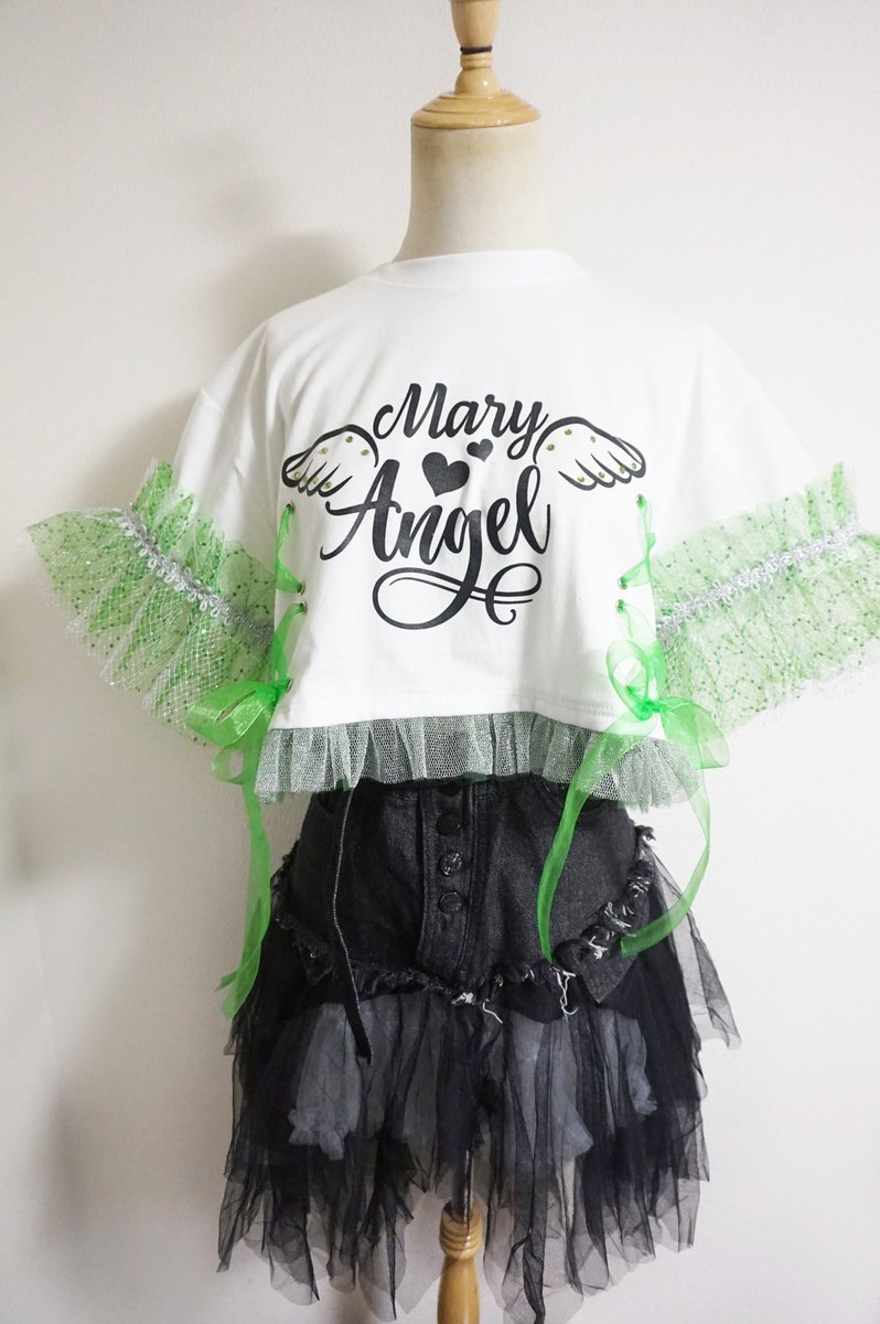 c_chaplet's tweet photo. もう1着、Mary Angel様(@MaryAngel_RY)の1日復活ライブ用のリメイクTシャツを制作させて頂きました。

こっちは2人のカラーでキラキラにしてます✨💗💚そして背中にはやっぱり羽を✨🪶

もう8年も経ったなんて…なんだか感慨深い☺️またいつか復活して欲しい‼︎

#MaryAngel
#メアリーエンジェル https://t.co/X1OMFk0GeA