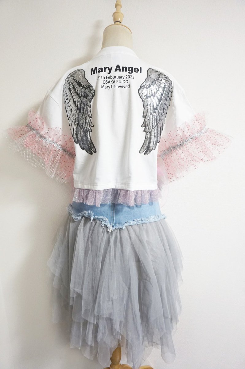 c_chaplet's tweet photo. もう1着、Mary Angel様(@MaryAngel_RY)の1日復活ライブ用のリメイクTシャツを制作させて頂きました。

こっちは2人のカラーでキラキラにしてます✨💗💚そして背中にはやっぱり羽を✨🪶

もう8年も経ったなんて…なんだか感慨深い☺️またいつか復活して欲しい‼︎

#MaryAngel
#メアリーエンジェル https://t.co/X1OMFk0GeA