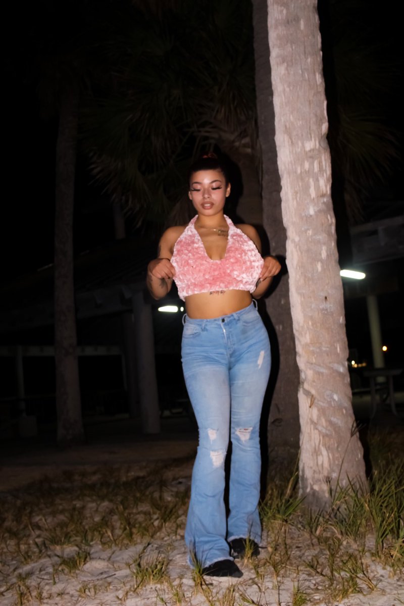 cinematicsolo's tweet photo. Plush pink fluffy top
#crochet #crochetartist #fashiondesigner #crochetbra #crochettop https://t.co/dIVQqGqs3w