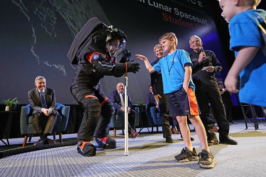 France24_en's tweet photo. ๐ฉโ๐๐ Lunar haute couture is calling for #moonsuits that are more form-fitting and appropriate for both men and women.
๐ #NASA unveiled the first prototype for a newly designed next-generation #spacesuit for the first #astronauts expected to venture back to the moon's
surface โคต๏ธ https://t.co/LhEmOWeIT7