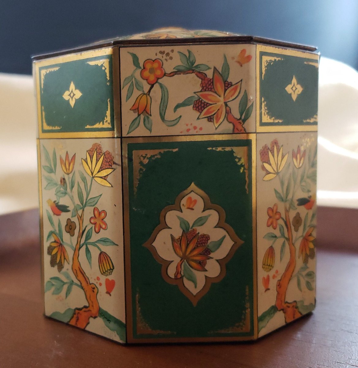 atticesoterica's tweet photo. Vintage Metal Box Company Lidded Hinged Metal Empty Container, 8 Sided Floral and Vine Motif Tin, Made in England, Gold, Cream, Green Orange https://t.co/fIzNDdWnxX #AtticEsoterica #Etsy #Collectibles #Vintage #BestOffer #Antiques #Curios #8Sided https://t.co/yZR6bGUVHu