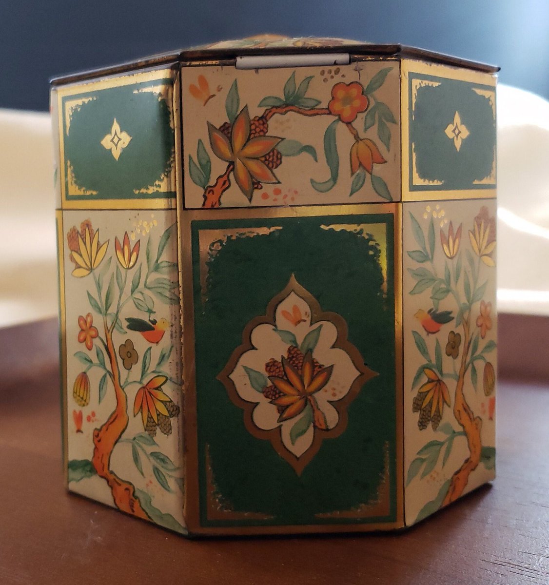 atticesoterica's tweet photo. Vintage Metal Box Company Lidded Hinged Metal Empty Container, 8 Sided Floral and Vine Motif Tin, Made in England, Gold, Cream, Green Orange https://t.co/fIzNDdWnxX #AtticEsoterica #Etsy #Collectibles #Vintage #BestOffer #Antiques #Curios #8Sided https://t.co/yZR6bGUVHu