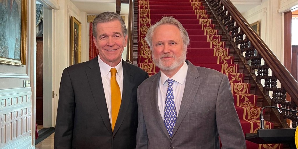 Duke Psychiatry #gunviolence expert <a href="/jeffswansonduke/">Jeffrey Swanson</a> was in Raleigh to witness the <a href="/NC_Governor/">Governor Josh Stein</a> signing an executive order creating a new Office of #ViolencePrevention. Swanson participated in the Governor’s recent roundtable on ⬇️ violence. ow.ly/oswA50NjwuU
<a href="/DukeHealth/">Duke Health</a>