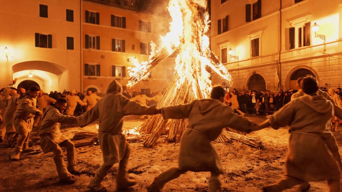 VisitTuscanyITA's tweet photo. Sabato 18 e domenica 19 marzo, #Pitigliano scaccia via l'inverno con la Torciata di San Giuseppe.
Partecipa all'evento tanto atteso: https://t.co/zoJSVMyHM5

foto di Marco Tisi https://t.co/DY8VLHMHse