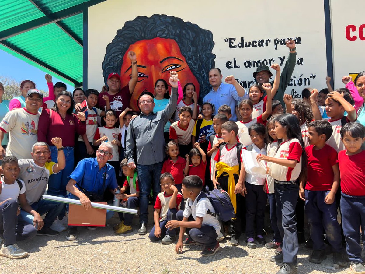cdcelara's tweet photo. El jefe de la Zona Educativa Prof.NixonArrieche Desde la Comuna El Maizal se instaló en Lara el equipo promotor municipal por la calidad educativa hacia la educación del futuro con la nueva época.
@NicolasMaduro
@MPPEDUCACION
@_laAvanzadora
@Adolfop_Oficial
@LuisJonasReyes https://t.co/PEi4iNTQeh