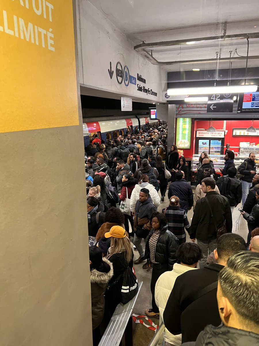 ila_afla's tweet photo. Mon combat depuis toujours : les transports en commun et le rer b. Je pense qu’à ce niveau là faut offrir le pass navigo c’est déplorable comment peut-on être aussi nul en organisation et ne remettez pas la faute sur la grève car c’est la même chose tout le temps @CBeaune @RERB https://t.co/3wOO5dYF4R