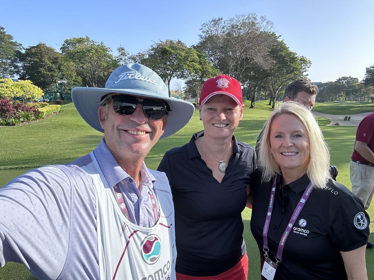 The amazing starter and commentator! <a href="/kbgolfsingapore/">Kate Burton</a> the legend golfer <a href="/tjohnsongolf/">Trish Johnson</a> and me caddie this week 😉! @Aramco_Series <a href="/LETgolf/">Ladies European Tour</a> #Golf with <a href="/OliviaCowan/">Olivia cowan</a> and #ChloeWilliams on #TeamCowan great fun!