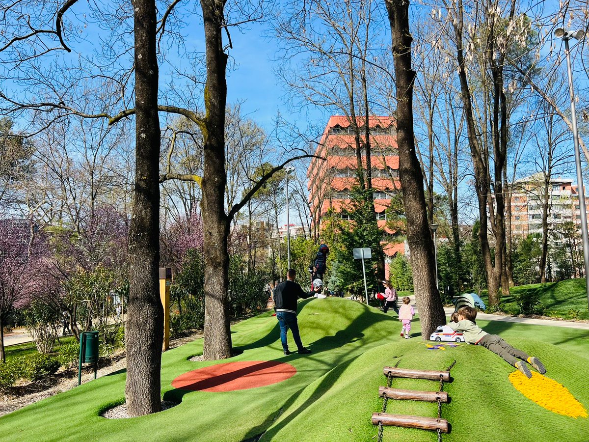 aprtirana's tweet photo. Mirëmëngjes, nga këndi i preferuar i fëmijëve në Parkun e Liqenit!👨👩👧👧🌿⛹️🛝🤸
#parkuiliqenit
#playtime
#luaj@tirana
#luajmënëpark
#parqetëbukura
#njerëztëlumtur https://t.co/hnvMHIxunx