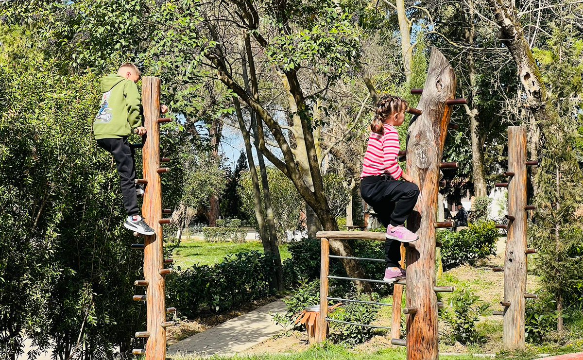 aprtirana's tweet photo. Mirëmëngjes, nga këndi i preferuar i fëmijëve në Parkun e Liqenit!👨👩👧👧🌿⛹️🛝🤸
#parkuiliqenit
#playtime
#luaj@tirana
#luajmënëpark
#parqetëbukura
#njerëztëlumtur https://t.co/hnvMHIxunx