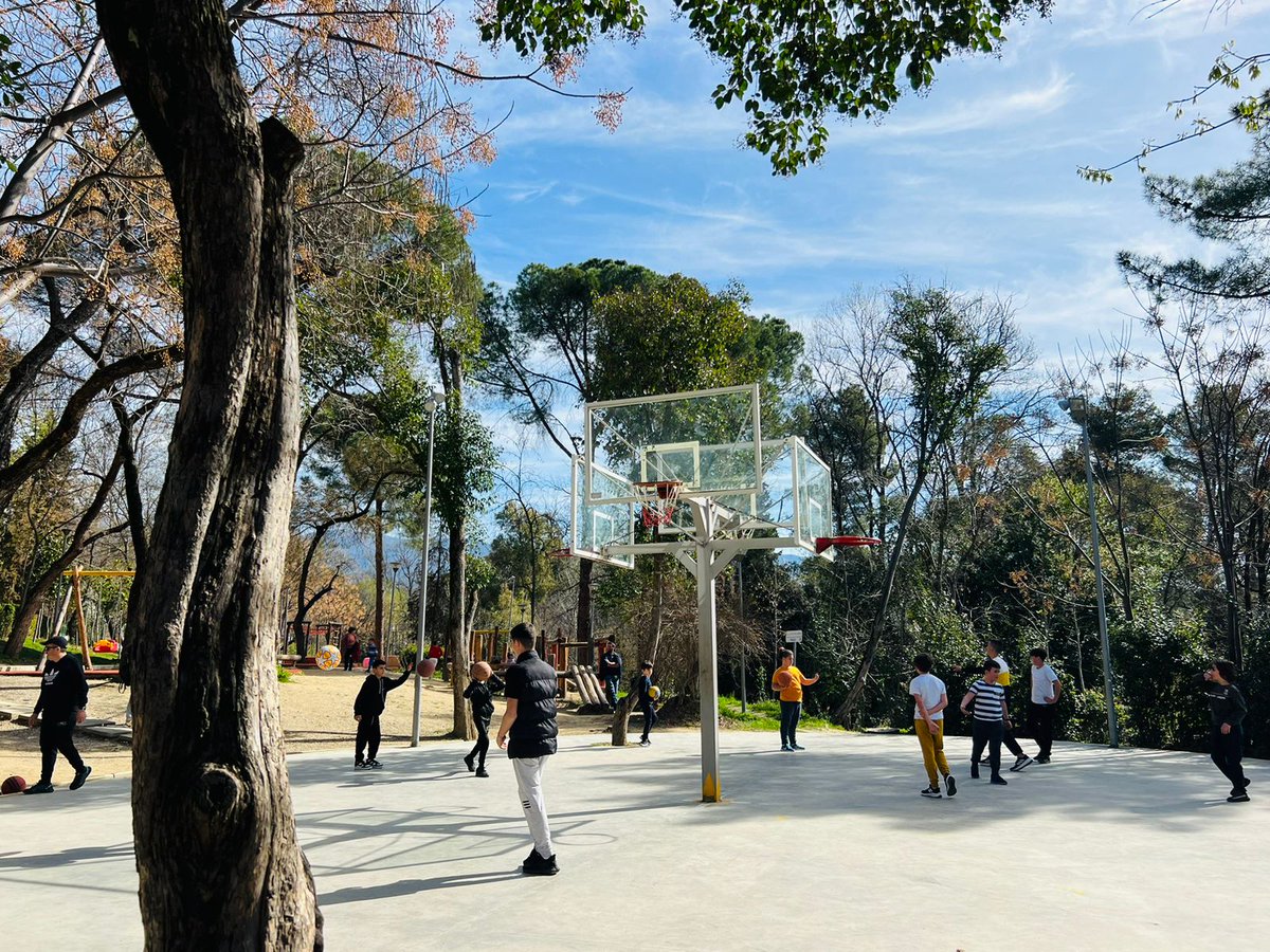 aprtirana's tweet photo. Mirëmëngjes, nga këndi i preferuar i fëmijëve në Parkun e Liqenit!👨👩👧👧🌿⛹️🛝🤸
#parkuiliqenit
#playtime
#luaj@tirana
#luajmënëpark
#parqetëbukura
#njerëztëlumtur https://t.co/hnvMHIxunx