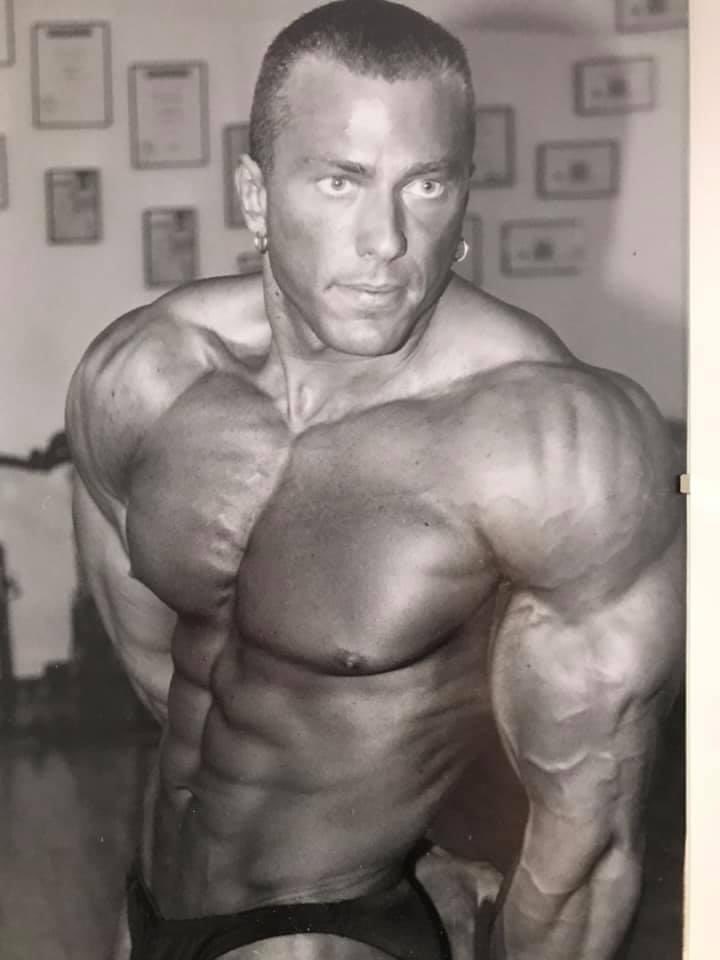 DavidWozniakPT's tweet photo. One from the archives! Back in the days and still timeless. #bodybuilding #year2000 #runnerup #regionals #heavyweightdivision #ifbb #dbfv #aesthetic #oldschoolphysiques #throwbackthursday #reachmaximumaesthetics https://t.co/8AxF0cDUh0