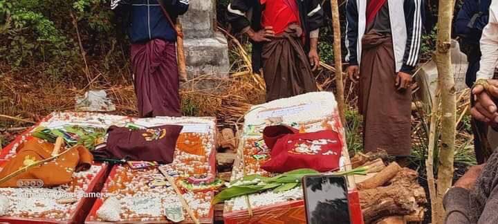 melodyphyo's tweet photo. The funeral service of the three monks brutally slaughtered by the junta regime was held yesterday in Pinlaung township of southern Shan state, Myanmar.  #2023Mar16Coup #HelpMyanmarIDPs #WhatsHappeningInMyanmar https://t.co/ASrqvvsnJS