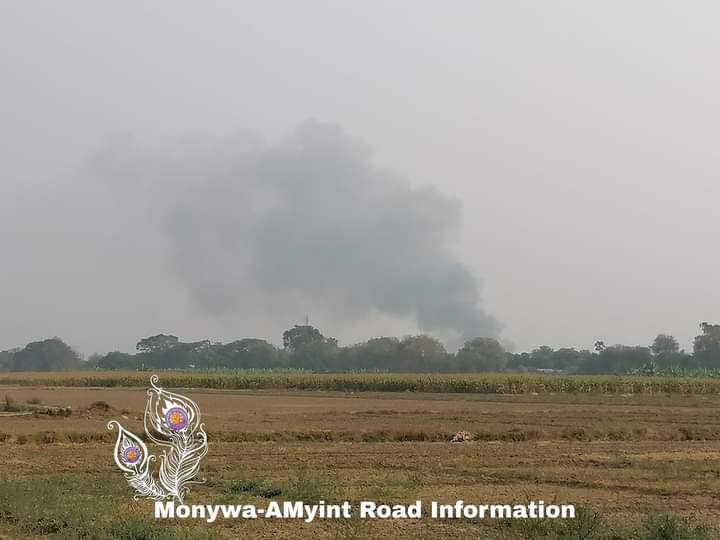 melodyphyo's tweet photo. Myanmar SAC Terrorists from Tawpu village raided HtaNaungTaw south village in Sagaing's Monywa tsp on Mar 15, and burnt down houses in the village and arrested 12 village defense youths &amp; killed 5. #2023Mar16Coup #HelpMyanmarIDPs #WhatsHappeningInMyanmar https://t.co/SoLR77Hk6S