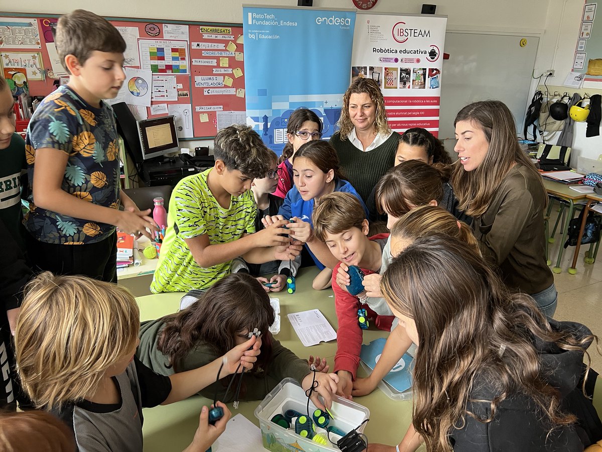 ibsteam_caib's tweet photo. Després els centres seleccionats realitzen una formació manipulant i provant la dotació obtinguda.
En acabar el curs hi haurà l'exposició de tots els projectes i sabrem quins són els guanyadors.
Tota la informació 👇
https://t.co/jinYBh6HY7
@EDUN_IB @RetoTech #graciesdocents https://t.co/MINJGsQYkI