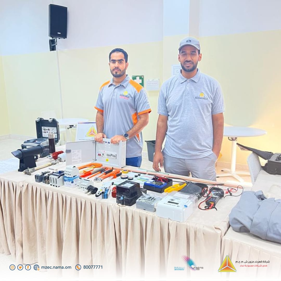 NamaDistribut's tweet photo. شاركت #كهرباء_مزون⚡️في اليوم الهندسي الذي أقيم في جامعة التقنية والعلوم التطبيقية بنزوى. 
قدم الفريق المشارك من كهرباء مزون للطلبة والحضور شرحا لأهم قواعد السلامة الكهربائية وطرق تطبيقها، واستعراض الأجهزة المستخدمة في الشبكة الكهربائية وأجهزة الحماية المنزلية. https://t.co/kVr3L8VKVQ