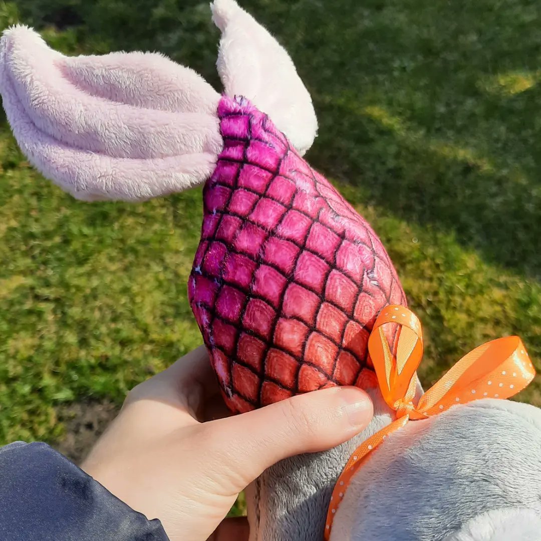 Another mermaid animal! A merkitty!! In soft pink pallette and a little pink bell 💕

Both kitty mermaid and bunny mermaid will be up for adoption today!