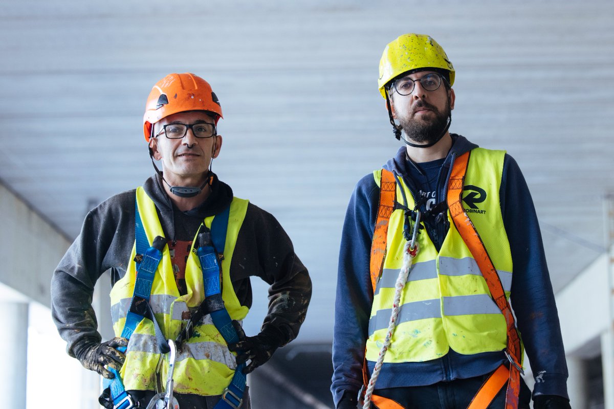 rebobinart's tweet photo. Descobreix 'Fent via, fent vida', l'obra de @rocblackblock i @miquelwert a la nova estació de Sant Andreu! 🛤️🚧
Aquesta intervenció artística que ha cobert més de 3.000m² regala als passtagers un viatge únic per la història del ferrocarril. https://t.co/CfNWDM7Z4o