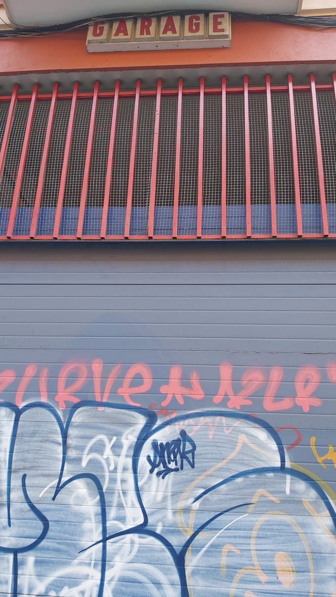 Remate para los vecinos y calles cercanas a las #cocinasfantasma de Zabaleta. Los riders tenían la posibilidad de hacer uso de un garaje a unos 50 m de las cocinas, como no lo cuidan, pues… si hasta ahora teníamos las calles asquerosas, pues desde ahora, nos comerá la mierda 🧵