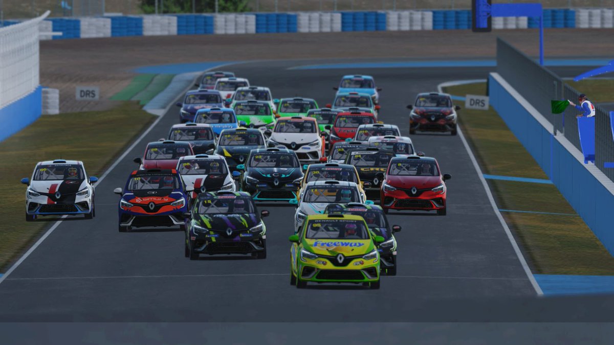 Nuestro #Freeway <a href="/Daniel_poldi95/">Daniel Gómez </a> se marca una carrera bien fresquita en la Clío Cup #Maquinarias 

En la primera carrera obtuvo una P1 acompañada de unpocopan. Y de segundo plato, una P10 complicada tras tener que remontar.

Nos vemos en Monza!