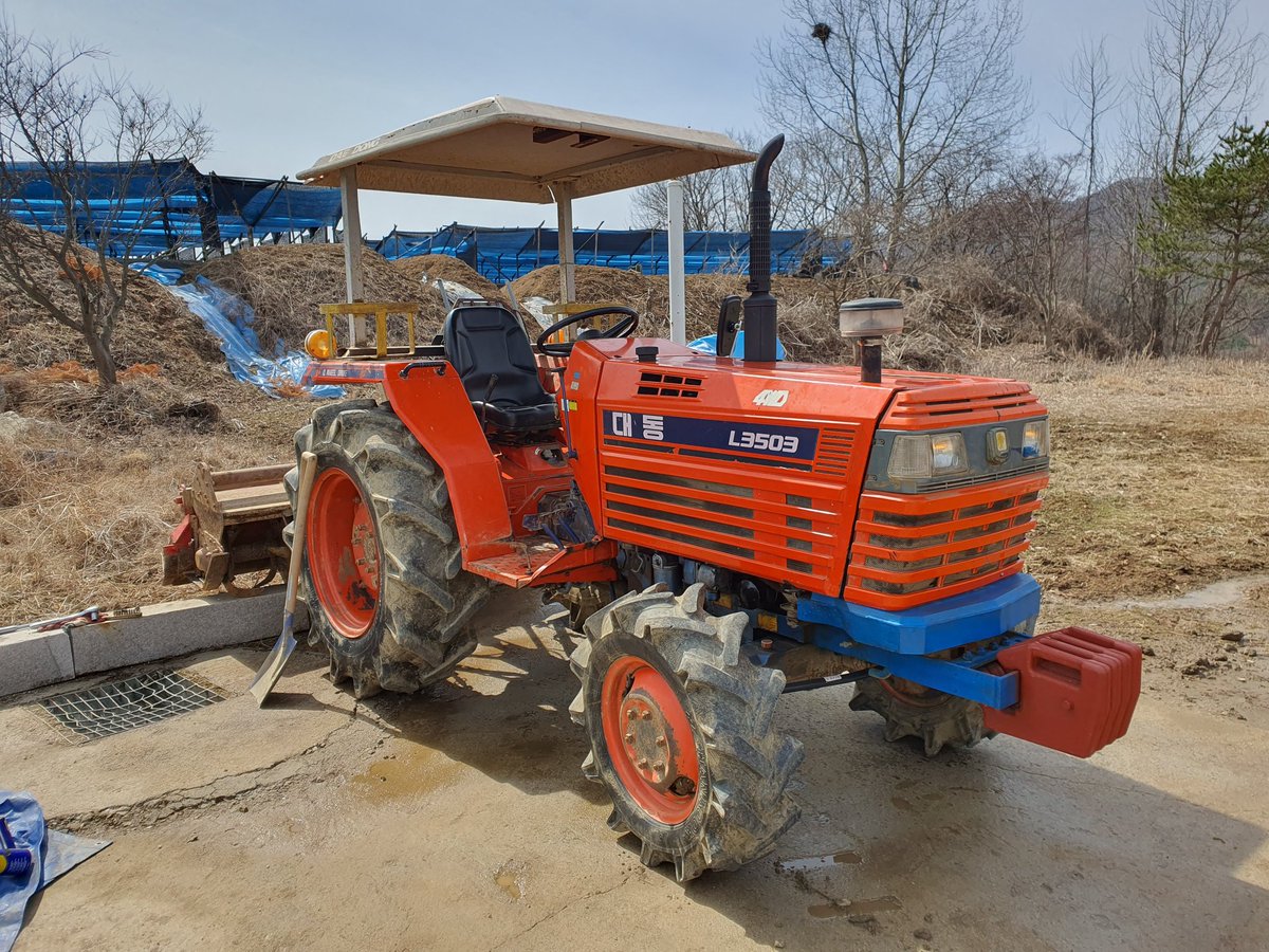 3주째 정비하고 있는 트랙터입니다..올 농사부터 사용하려니 바쁘게 정비해봅니다~봄날 세차를 하니 진짜 트랙터 같네요..^^