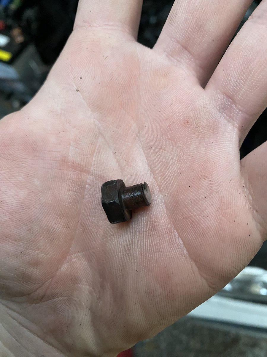 kikugawa2410's tweet image. 俺の薬指の第二関節を生贄に折れたボルトを召喚！
#整備 #shitbox