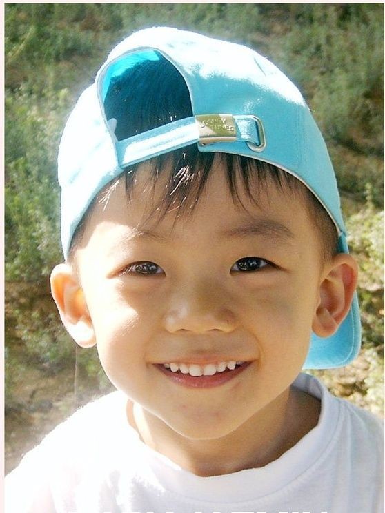 maleejamm's tweet photo. ครอบครัวน้องแจมินน่ารักจัง🥺 น้องเคยมาบ่นๆว่าเกิดมาไม่มีใครเคยบอกว่าขี้เหร่ มีออมม่าคนเดียวที่พูดแบบนั้นเพราะแก้มอ้วนเลยเรียกน้องว่า 'ขนมปังต๊อก' ล่าสุดบอกอัปป้าออมม่าเรียก 'ม๋าอ้วง' ไหนจะเป็นเด็กขี้งอนคุณยายเดินหนีออกจากบ้านตั้งแต่อนุบาลอีก ตอนเด็กๆต้องน่ารักขี้ดื้อมากแน่ㅠㅠ💔 https://t.co/gJrDLn4GZn