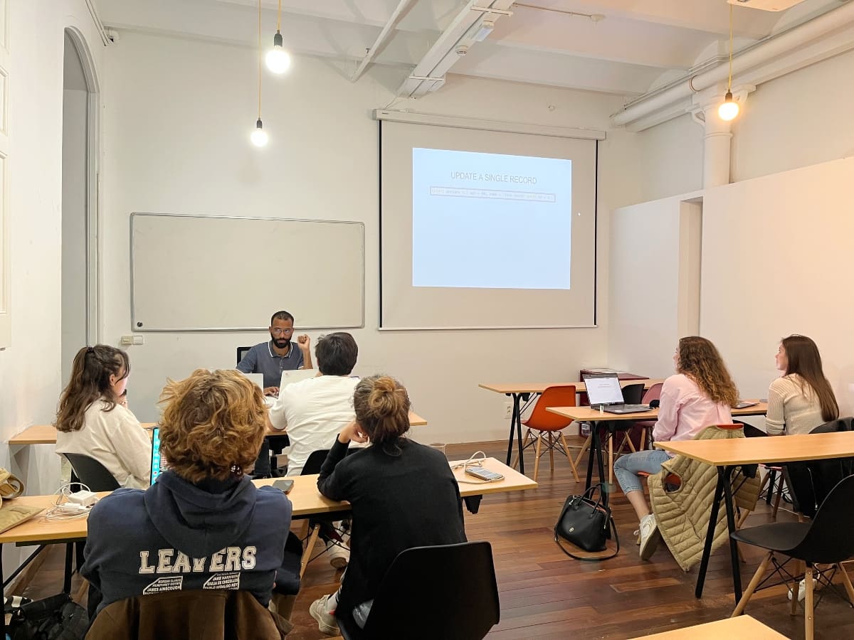 CRECbcn's tweet photo. ¡Nuestra sala de formación #SheldonCooper triunfa entre los #coworkers!😉
El equipo #HelloPomelo, una empresa dedicada al #desarrollo de apps #web y móviles, diseño de UX/UI y #auditoría, utiliza la sala desde hace unas semanas ¡y no pueden estar más contentos! 📲 https://t.co/kYBKimV6YW