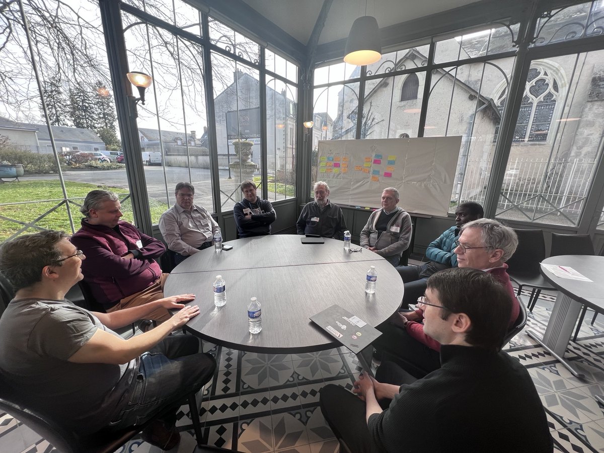 SciamVox's tweet image. La journée @jchateau_org  a commencé , les équipes sont  en pleine discussion : les nouveautés de #Java sur la concurrence (#Loom et #StructuredConcurrency)
