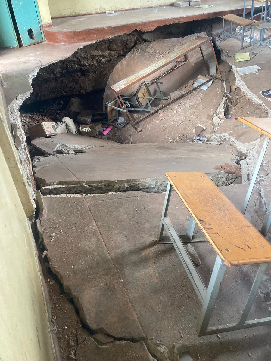 JudithTobaiwa2's tweet photo. At globe and Phoenix primary where a classroom has collapsed with students inside and so far the number of students hospitalized is now 13.Its not long ago I recommended immediate action after having visited the school and noticed the signs.its important for authorities 2 listen https://t.co/Q2pPBq3EK0