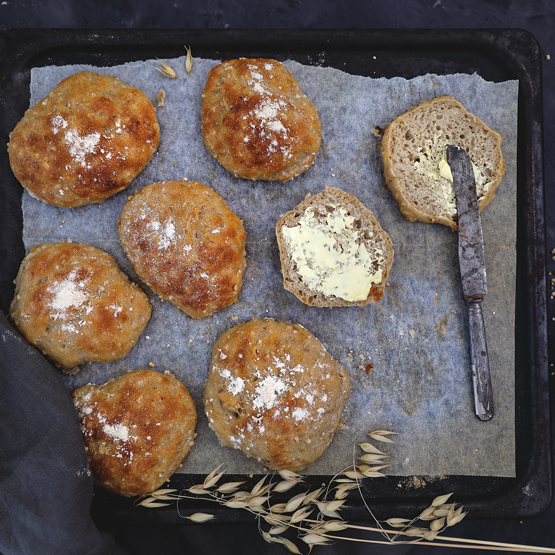 Kaurarouhe antaa herkullista, mehevää rakennetta ja suutuntumaa näille helpoille sämpylöille, joiden taikina vain sekoitetaan, eli sämpylät valmistuvat ilman vaivausta – no knead🍞🤩👉Ihan parasta! Kurkkaa resepti täältä hubs.li/Q01GczYR0 #myllynparas #parhaatsämpylät