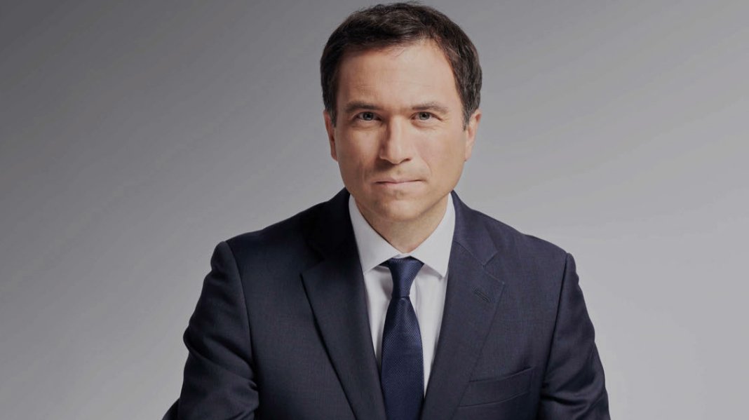 SquashMadNews's tweet photo. ‘Squash just has this fabulous combination of skills I love’. 
BBC News broadcaster on his love of squash. 📺
MORE: https://t.co/8XlylOtm9m https://t.co/7rJQ0wM0kB