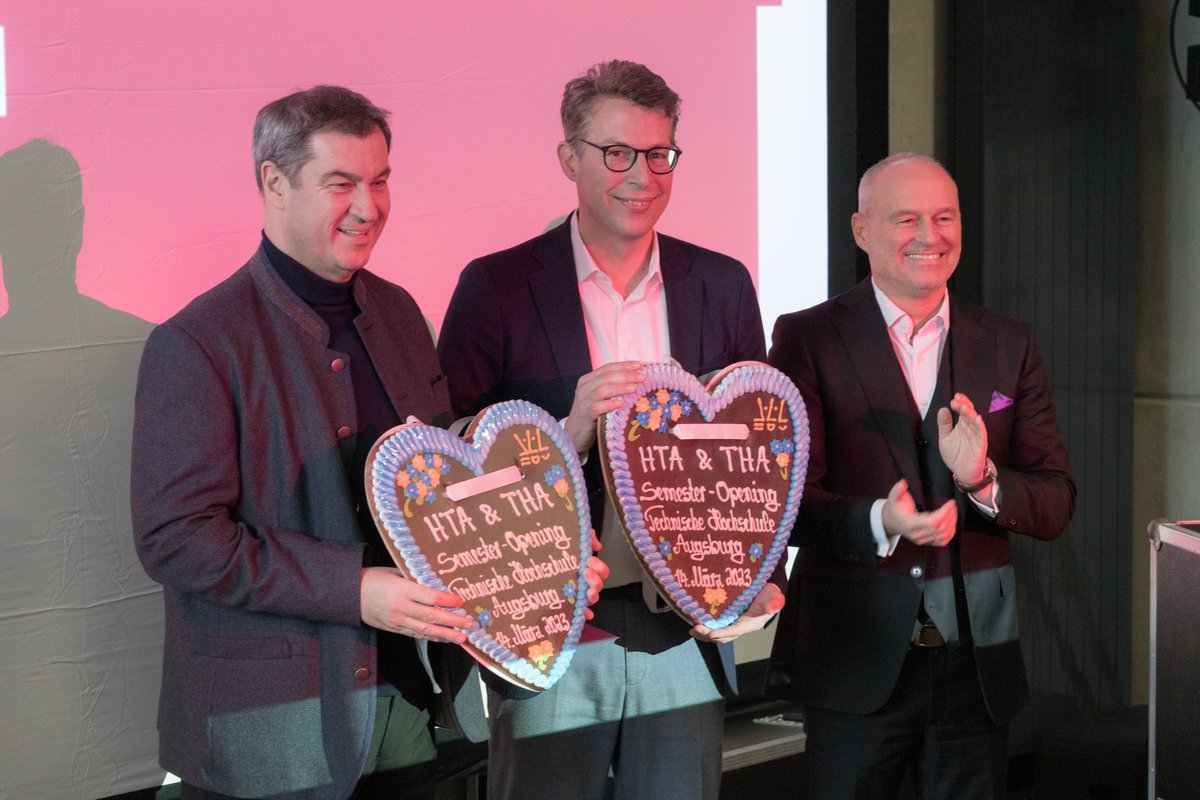 TH_Augsburg's tweet photo. #HTA meets THA: Gemeinsam mit Ministerpräsident @Markus_Soeder und dem Bayerischen Staatsminister für Wissenschaft und Kunst @MarkusBlume ist die Hochschule Augsburg in ihr erstes Semester als Technische Hochschule gestartet. Auf ein spannendes und erfolgreiches Sommersemester! https://t.co/34ROfT7XpZ