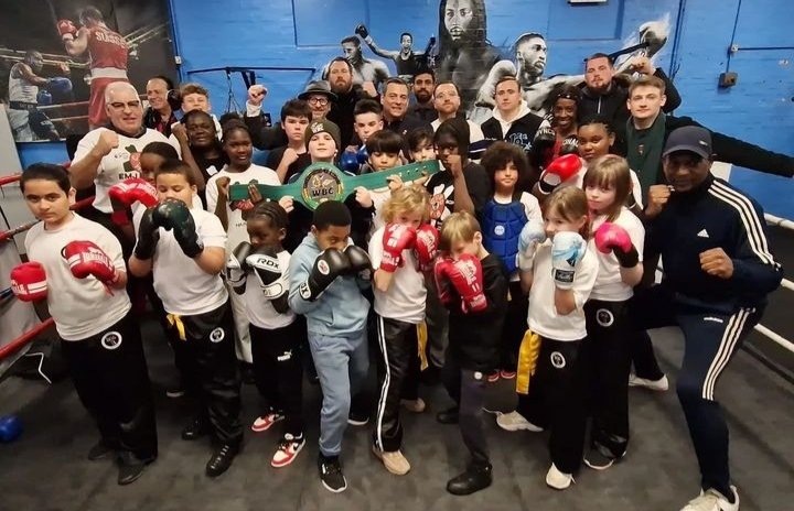 Wow!  What a privilege it was to meet the President of the #WBC @WBCBoxing #MauricioSulaimán @wbcmoro @ScottWelchBoxer last year @knivesdown hub @TottenhamSports.  The #children had a chance to touch the belt 😂.  The power of influence used in a positive way. #empoweringpeople