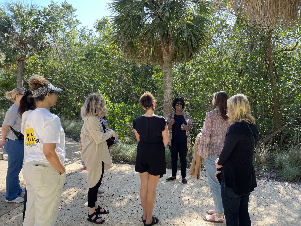 KelAlexander_'s tweet photo. Thank you Amber for welcoming #TPFStudyAway @IUPhilanthropy students for a tour of @thebaysarasota! 🐦🦀🐚🌴 https://t.co/MmnkeLIAPW