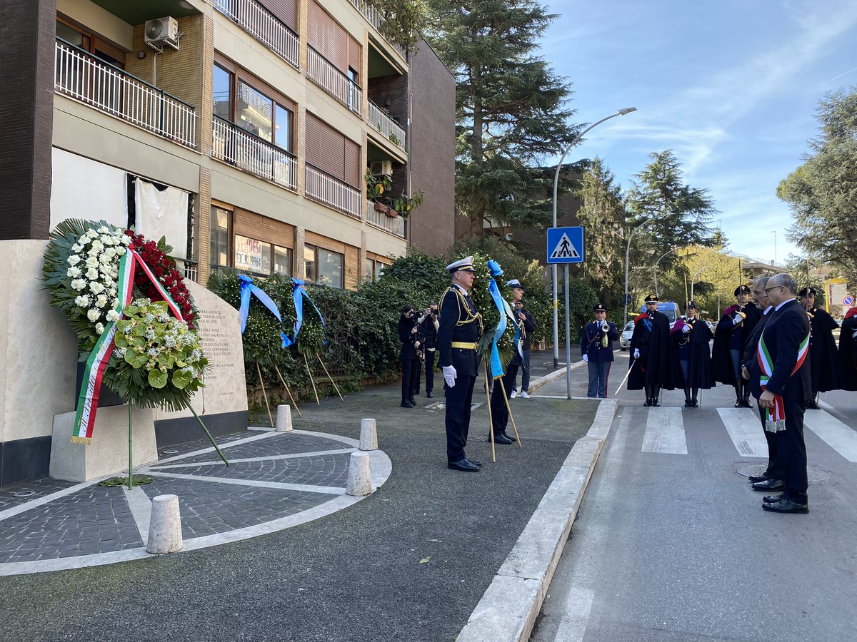 45 anni fa in #viaFani le Brigate Rosse rapirono #AldoMoro e uccisero barbaramente gli agenti della sua scorta Oreste Leonardi, Domenico Ricci, Giulio Rivera, Francesco Zizzi, Raffaele Iozzino. Roma non dimentica il loro sacrificio e questa ferita profonda alla nostra democrazia.