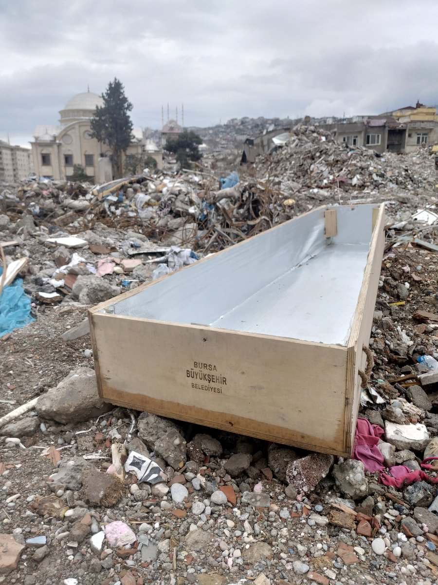 KadroHABERR's tweet photo. Bizi, #Kahramanmaras ı anlatan bir fotoğraf çektim az önce. Depremden bilmem kaçıncı gün diyorlar. Biz her gün o ilk gündeyiz. Kimimiz tabutta ölü, kimimiz toprak altında ölü, kimimiz ise ayakta ölü. https://t.co/KYvUmAfaTs