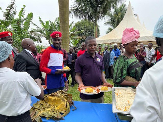 6nightwatch's tweet photo. Now, that is a meal worth having πΊπ¬π
Dining with Mr. President how cool π
#Matoke https://t.co/eg3oXVLEcC