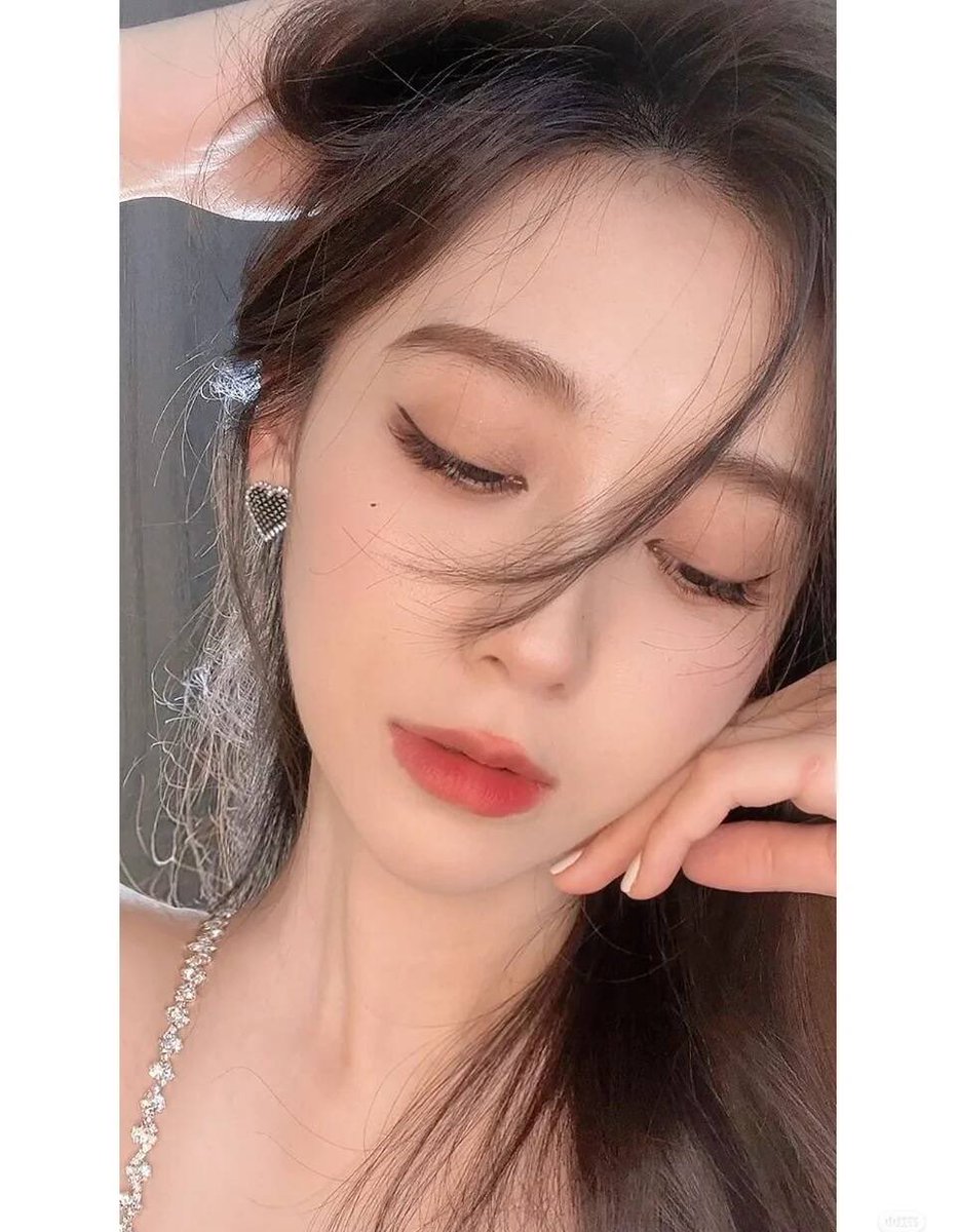 gianaypooo's tweet photo. 多希望把我压得喘不过气的是你，而不是工作 https://t.co/EL06IgJ9Ec