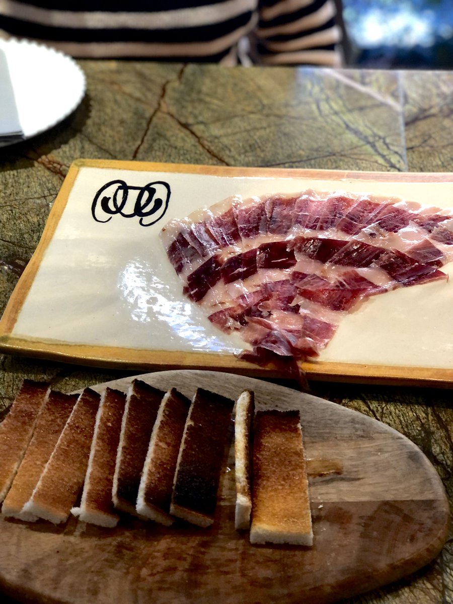 cesitareg's tweet photo. RESTAURANTE LA CABRA
@lacabrarestaurante
Me gustó mucho la zona de barra, se come igual de bien que en el Restaurante, la atención fantástica y gran selección de vinos!
#lacabrarestaurante #lequilibristablanc #gastro #gastronomy #gastropost #vino #vinho #wine #winetasting https://t.co/oDEOZnKOz9